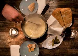 Chalet à fondue d'Aarau : dégustation de fromage dans la cabane