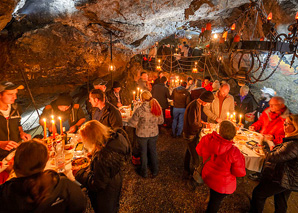 Se régaler avec une raclette dans la grotte du Hölloch