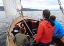 Faire de la voile à bord d'un yacht en bois sur le lac de Zurich